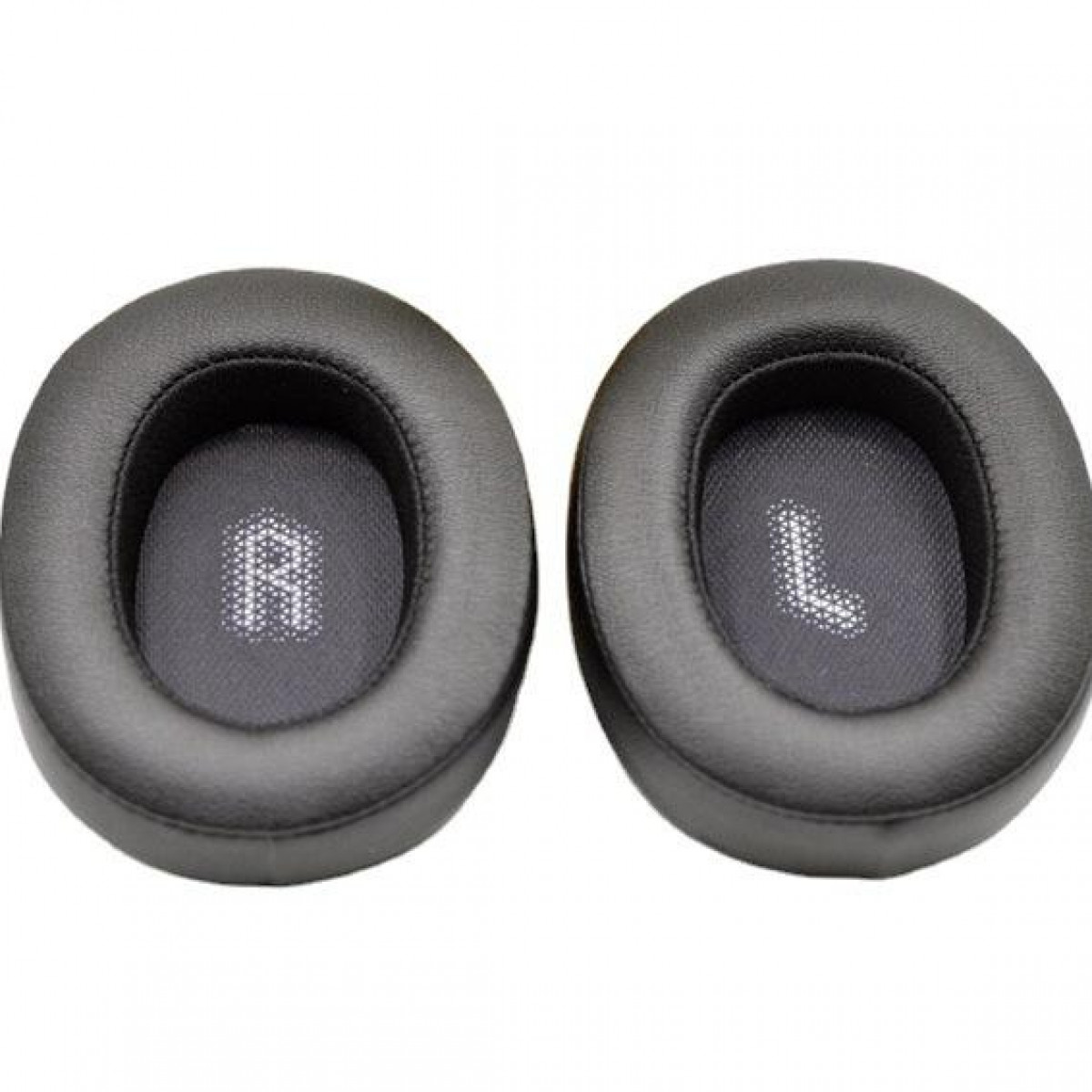 Dwie szare nauszniki do słuchawek. Na lewej poduszce jest 'R', a na prawej 'L'.