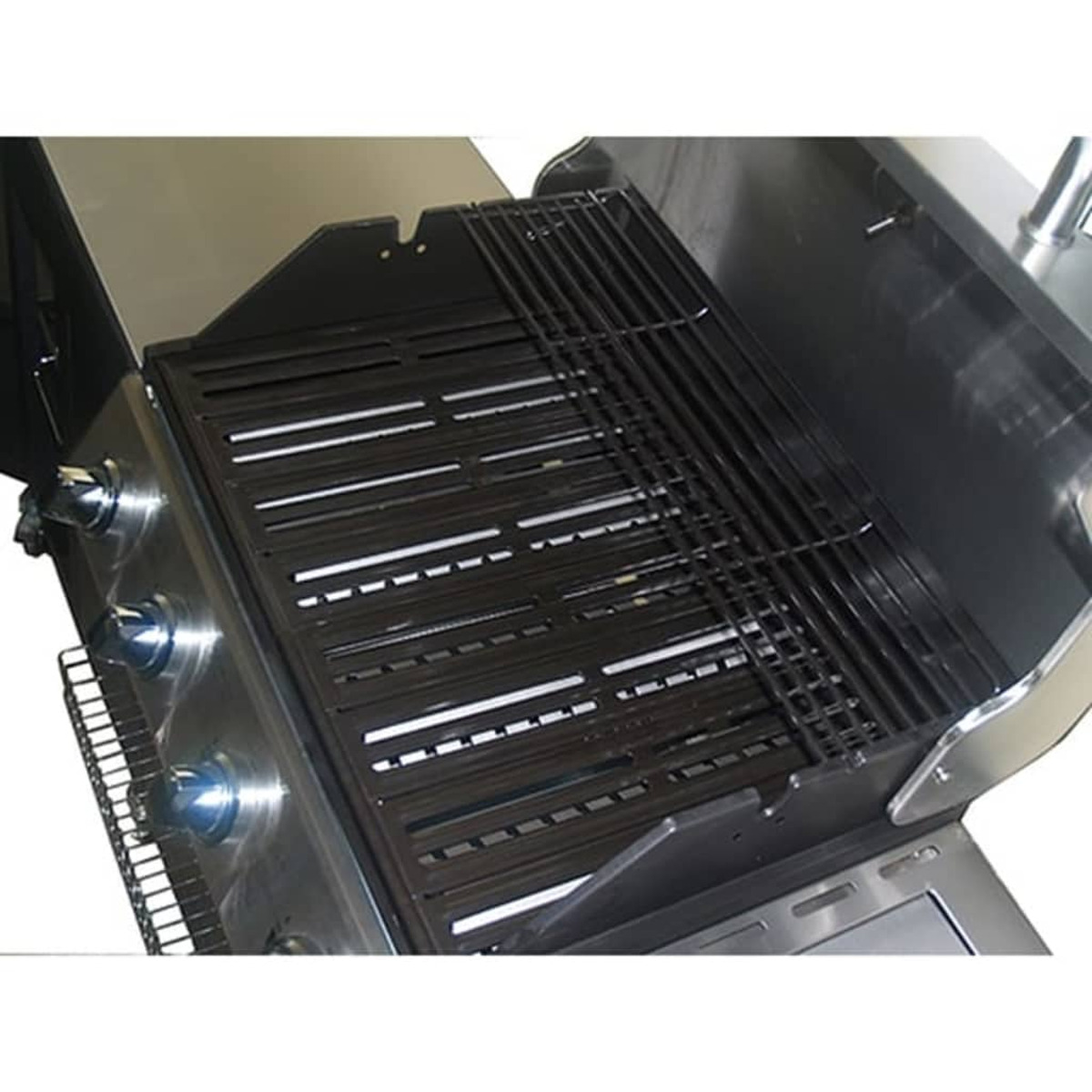 Primo piano di una griglia per barbecue, che mostra le griglie e i bruciatori sottostanti.