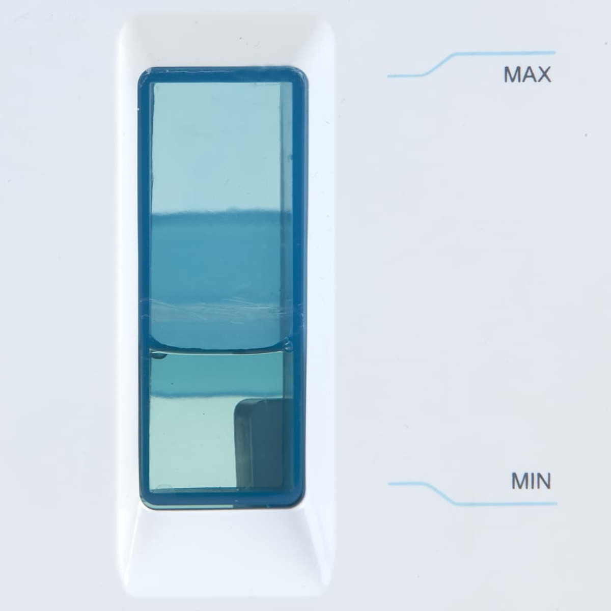 Nahaufnahme eines weißen Luftkühlers mit Wasserstandsanzeige, mit MAX- und MIN-Markierungen.