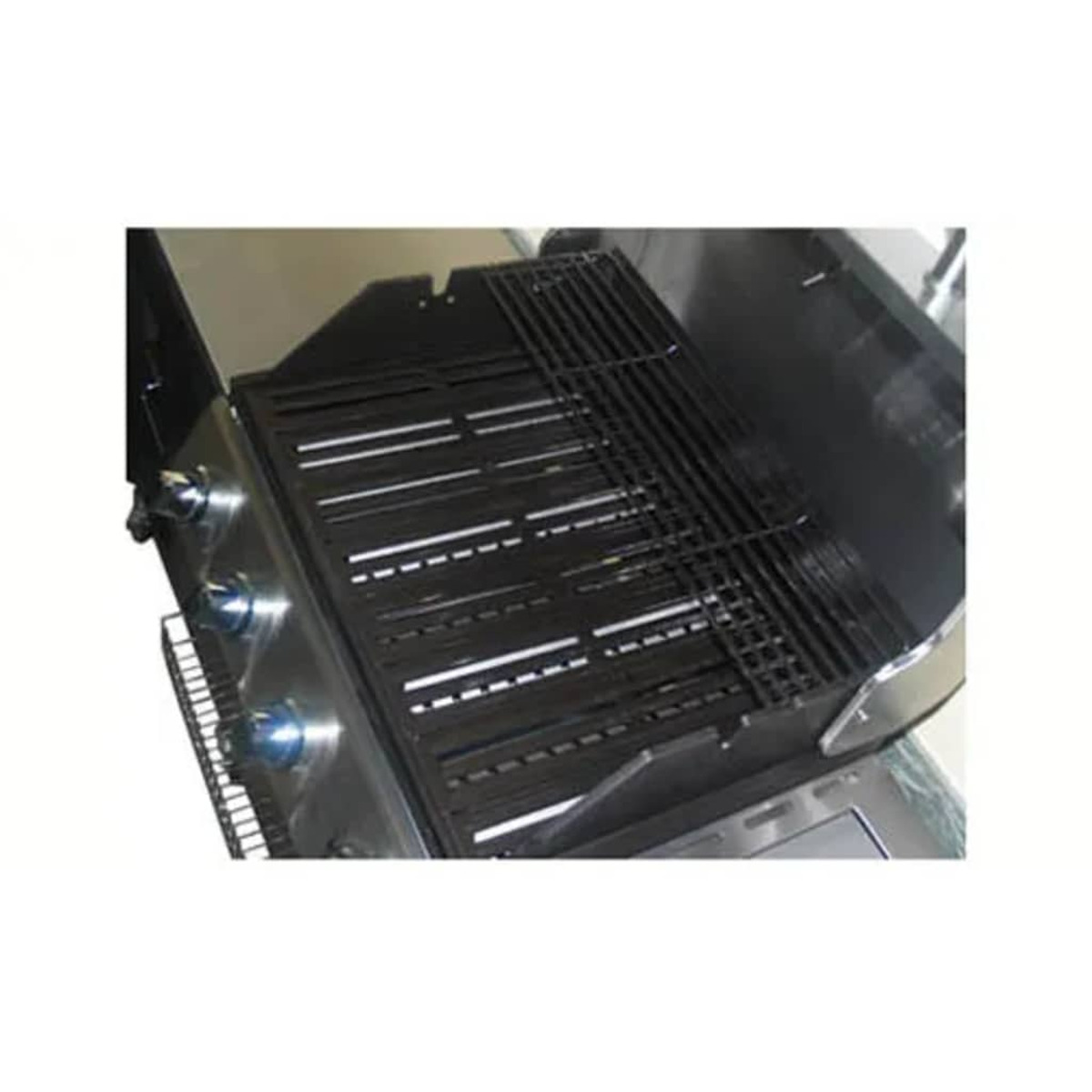 Un primo piano della griglia di un barbecue a gas. La griglia ha un telaio nero e dettagli argentati.