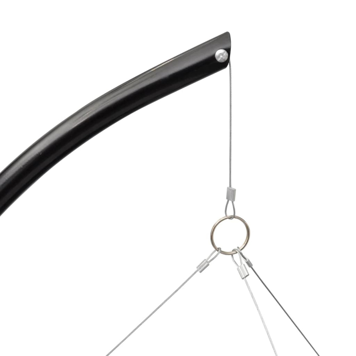 Nahaufnahme eines Hänge-Stuhlsystems. Kabel, Metallringe und ein schwarzer, gebogener Stab.