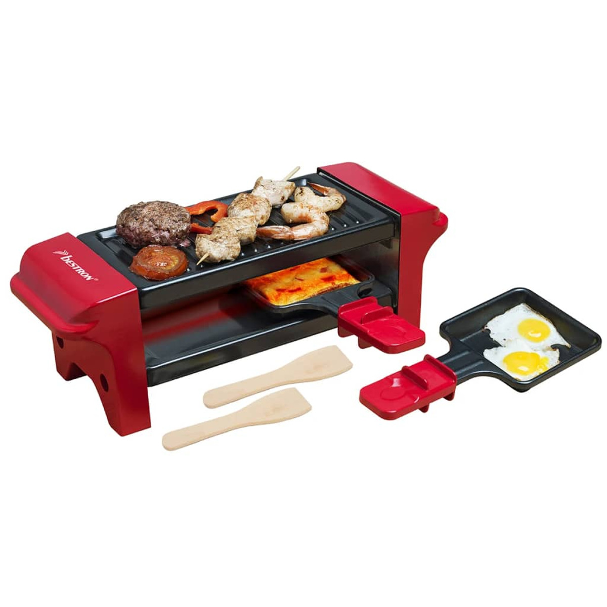 Czerwony grill do raclette z jedzeniem. Zawiera szpatułkę, jedzenie i powierzchnię do gotowania. Białe tło.