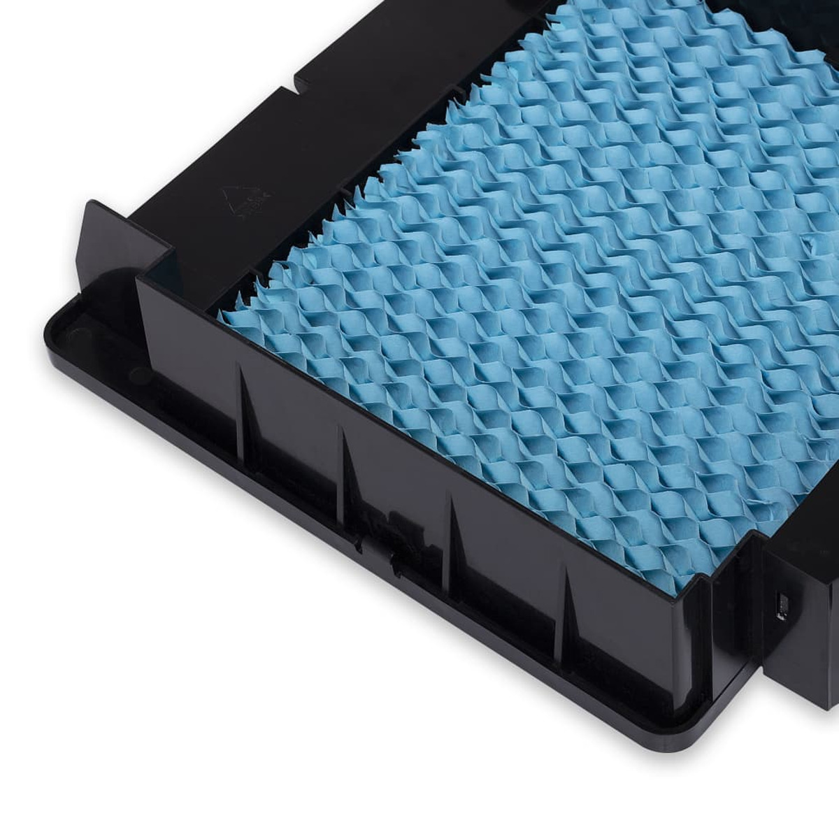 Primo piano di un telaio di filtro dell'umidificatore nero con materiale filtrante ondulato blu all'interno.