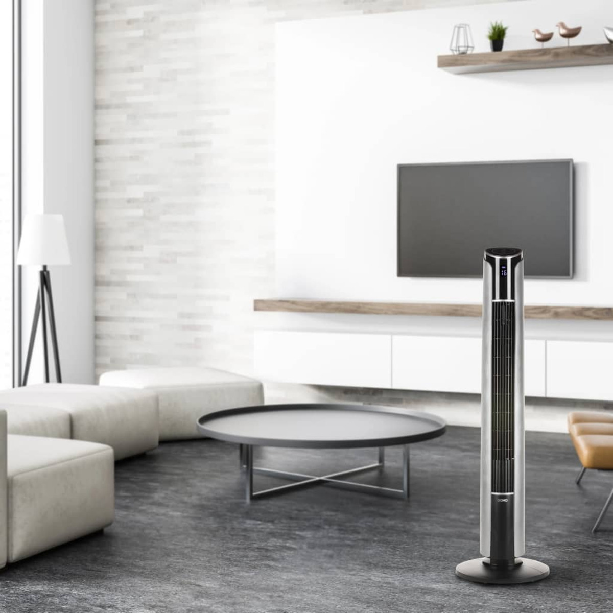 Modernes Wohnzimmer mit Turmventilator. Ein Fernseher hängt an der Wand, ein runder Tisch steht in der Mitte.