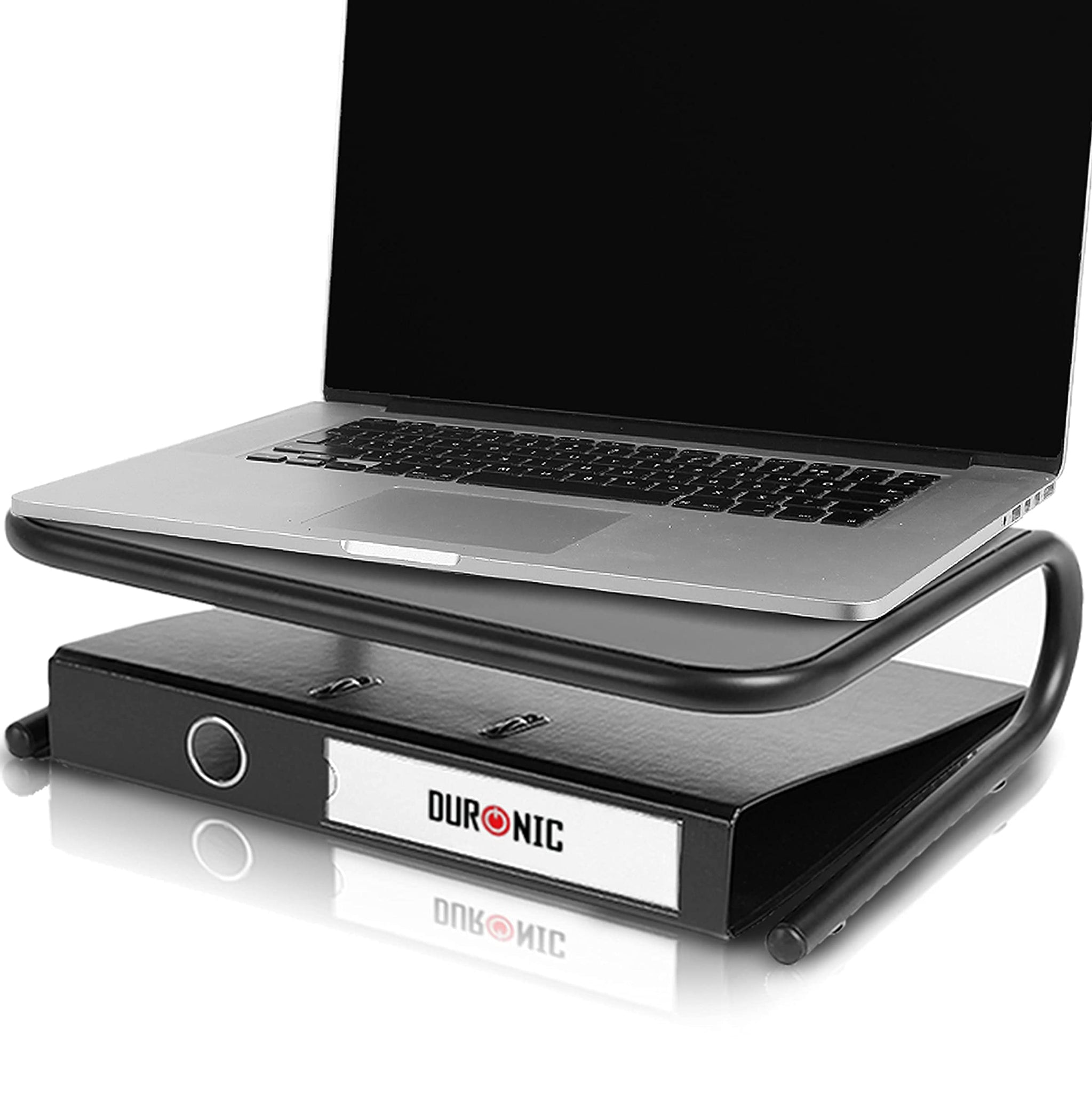 Ein Laptop steht auf einem Ständer über einer schwarzen Aktenbox. Der Ständer hat ein gebogenes Metalldesign.