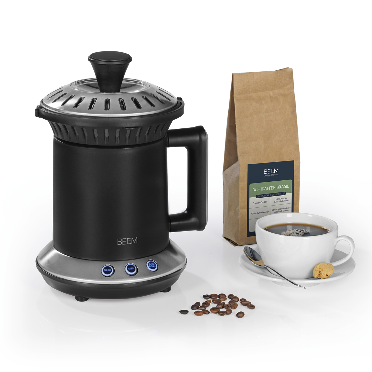 Schwarzer Kaffeezubereiter mit Kaffee, Bohnen und Tasse mit Biscotti.