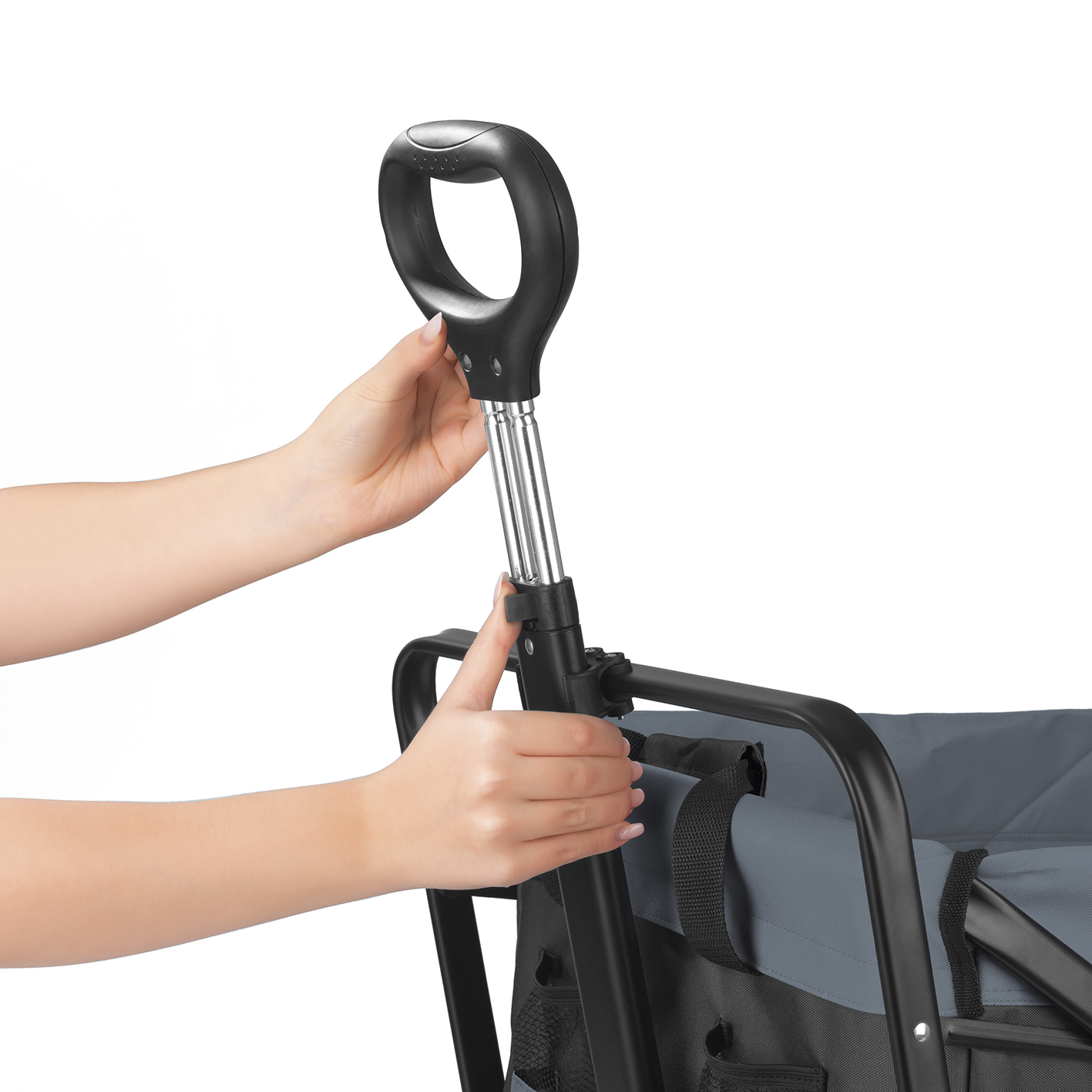 Hände, die den Griff eines blau-grauen Wagens einstellen.