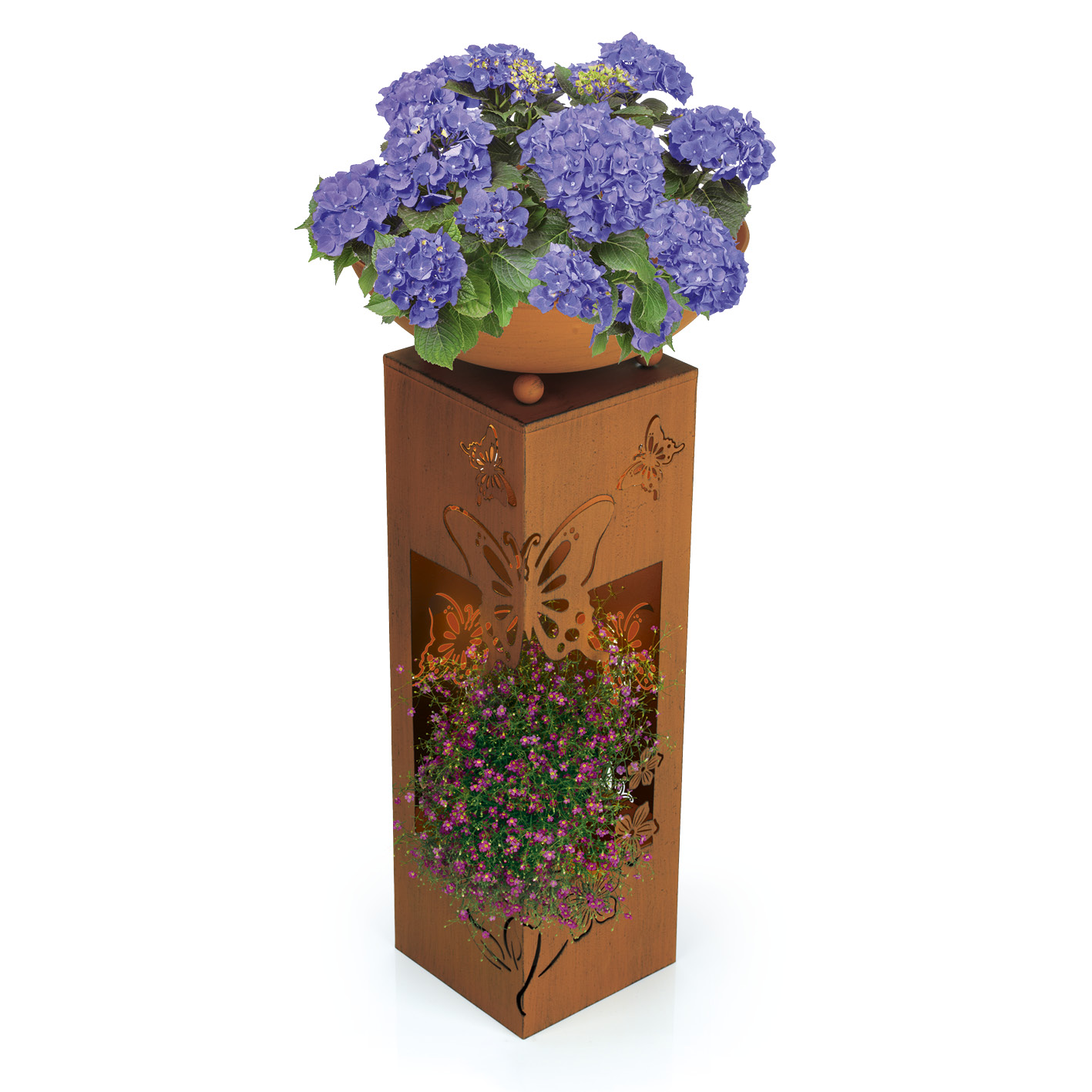 Ein Pflanztopf mit blauen Blumen steht auf einem rostigen Metallständer mit Schmetterlingsausschnitten.