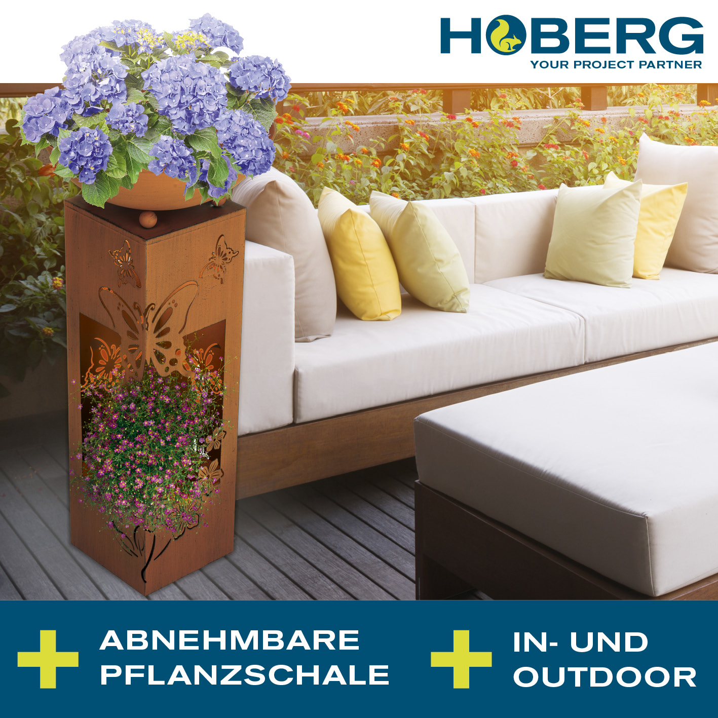 Blumenständer im Freien mit lila Blumen, Schmetterlingen und weißem Sofa.