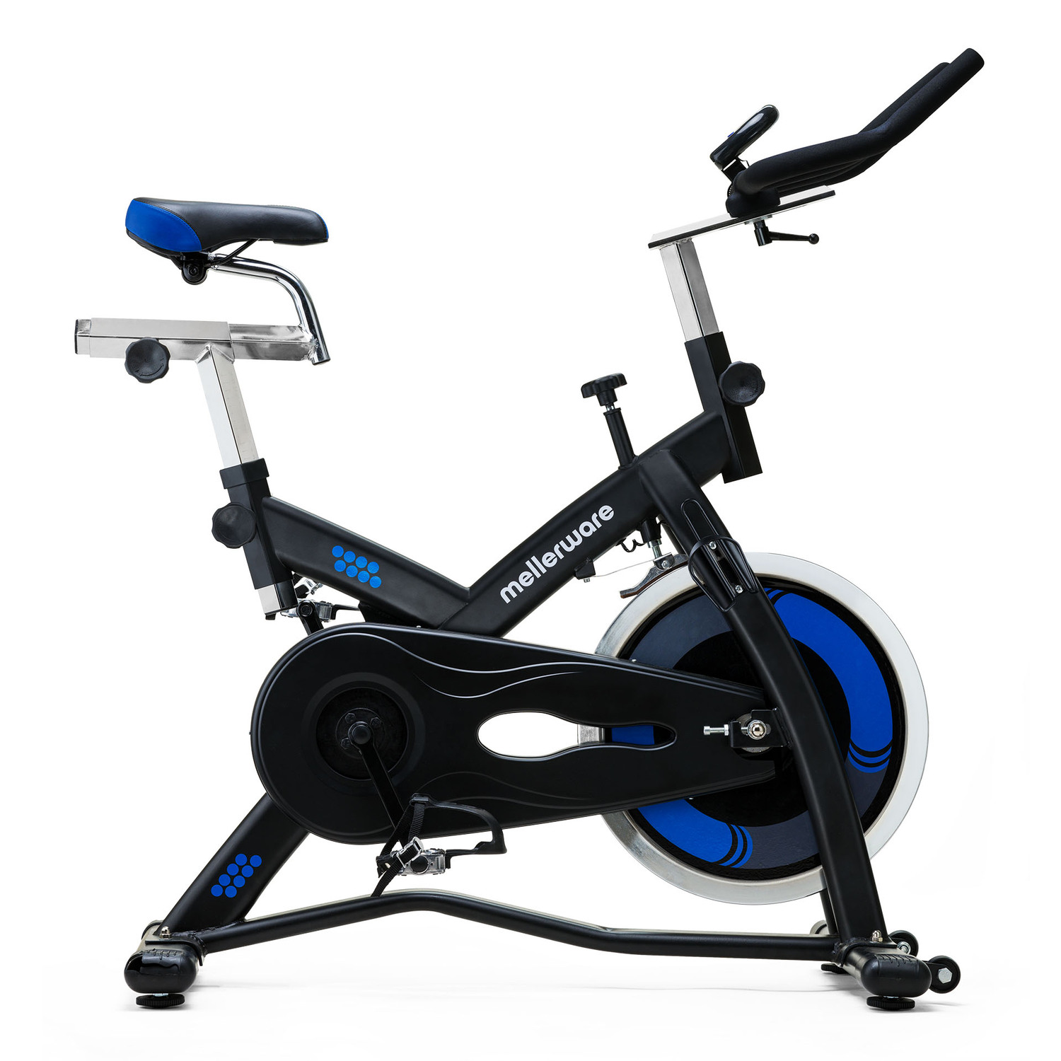 Una cyclette stazionaria, nera con accenti blu. Ha un volano blu e un sedile blu.
