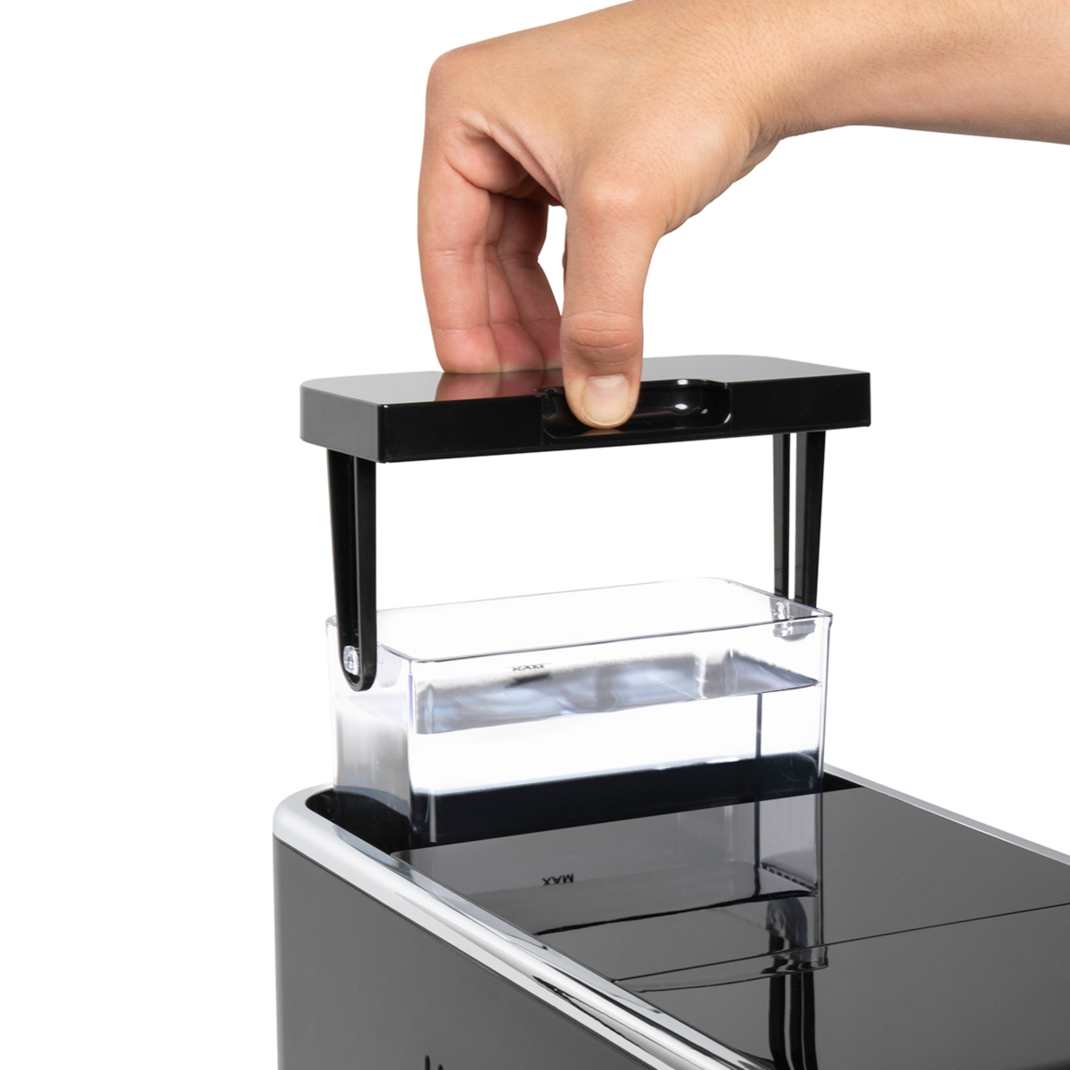 Ręka podnosi czarną pokrywę z przezroczystego zbiornika na wodę. Produkt jest czarny i srebrny.