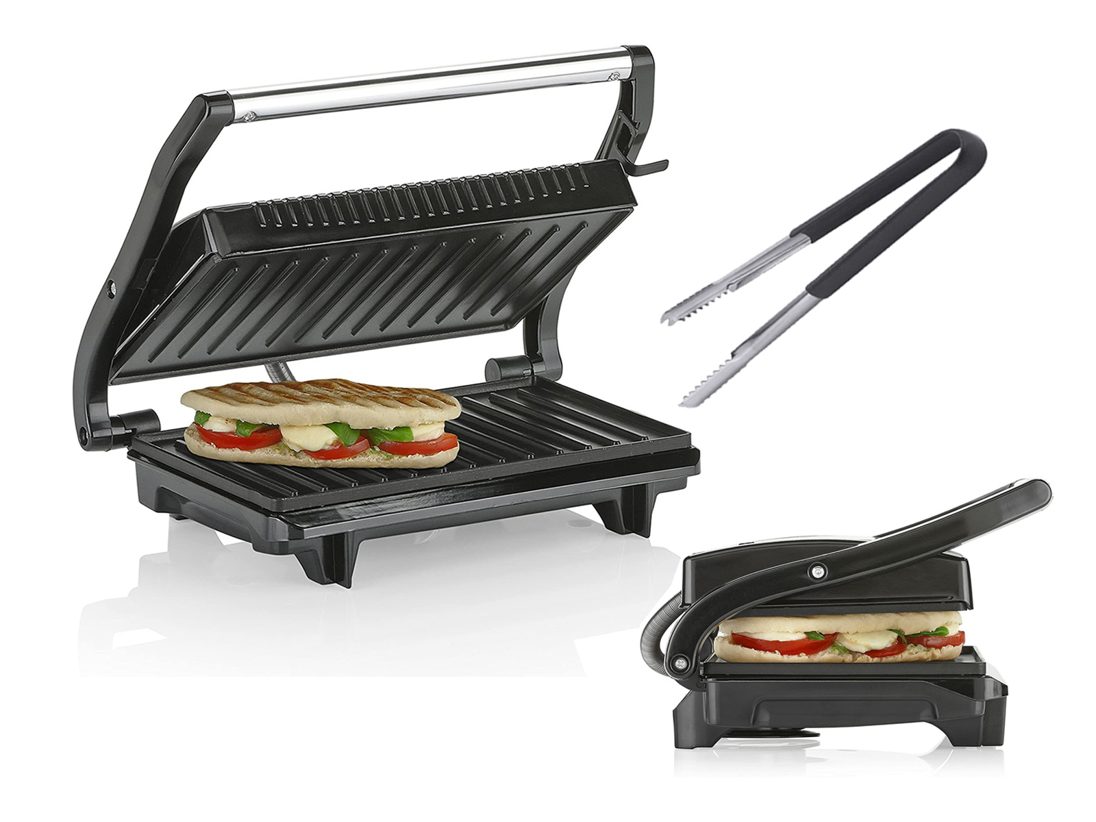 Schwarze Panini-Presse mit Sandwich, Zange auf weißem Hintergrund.