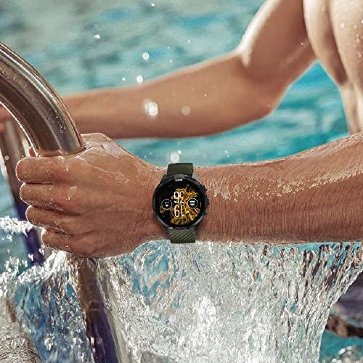 Eine Person trägt eine Smartwatch im Wasser. Die Uhr zeigt Zeit und andere Metriken an.