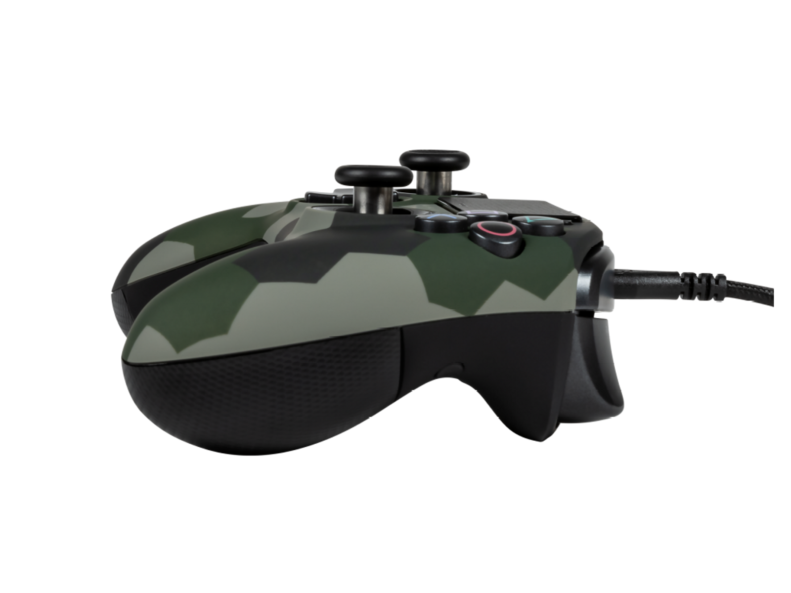 Kontroler do gier w kamuflażu, czarne detale, widok z boku. Czarne tło.