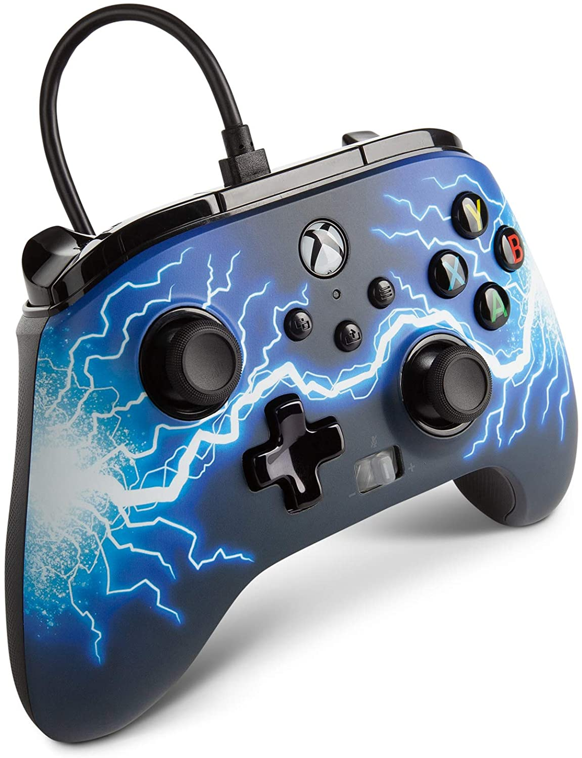 Niebiesko-czarny kontroler Xbox z wzorem błyskawicy, ustawiony pod kątem na białym tle.