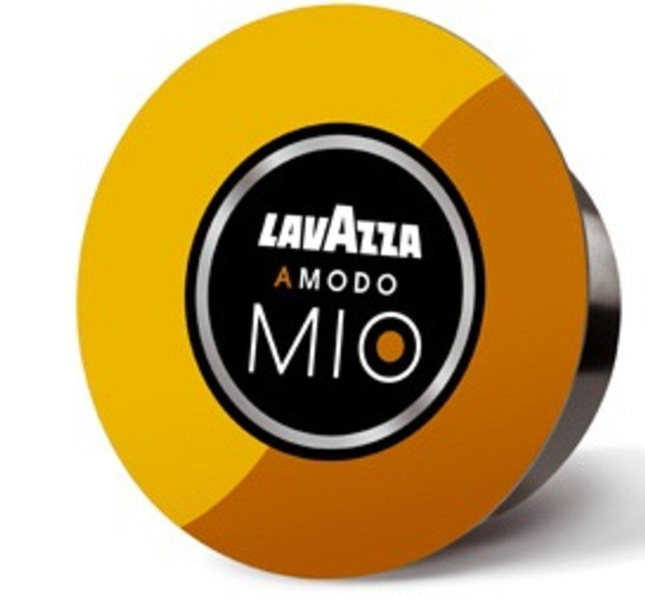 Eine gelb-braune Lavazza A Modo Mio Kaffeekapsel mit dem Markennamen auf der schwarzen Mitte.
