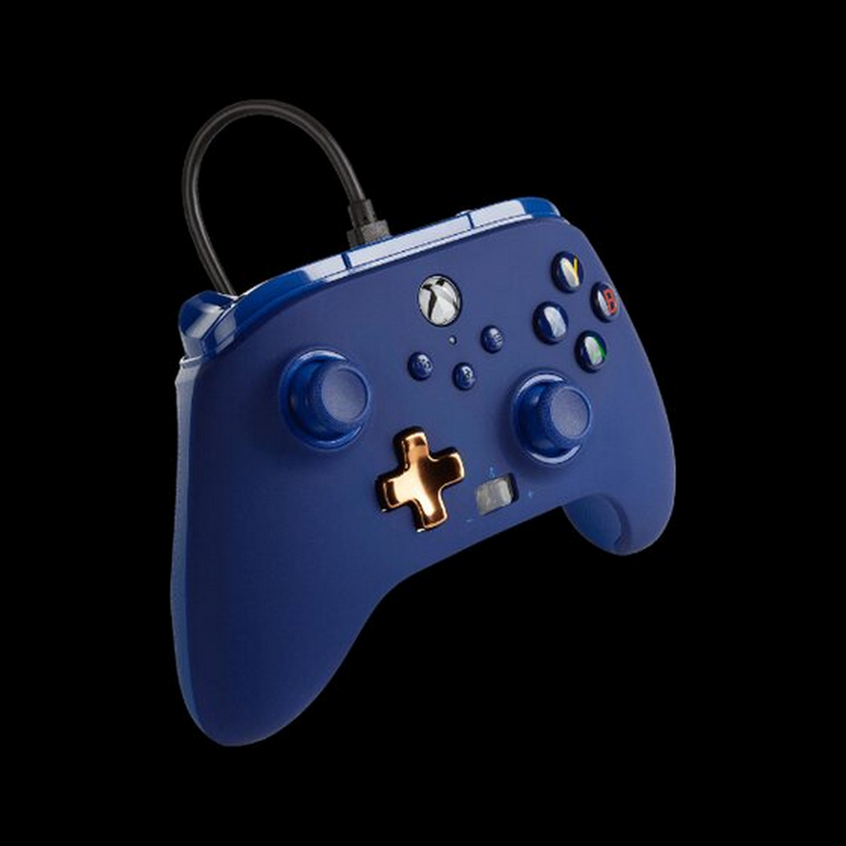Niebieski kontroler Xbox z złotym przyciskiem krzyża. Ma wiele przycisków i czarny kabel.