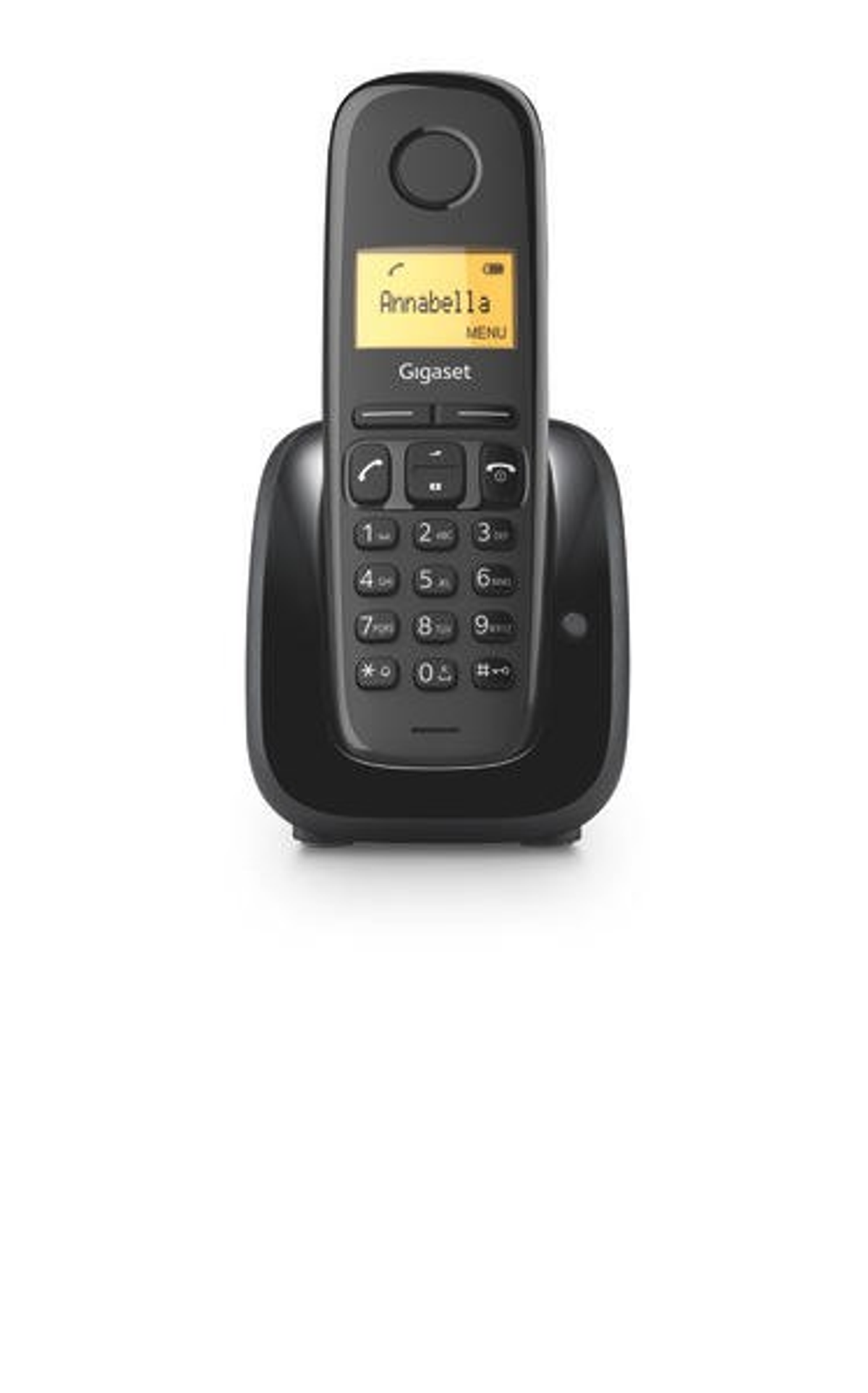 Teléfono inalámbrico negro con pantalla que muestra un nombre, sobre su base negra.