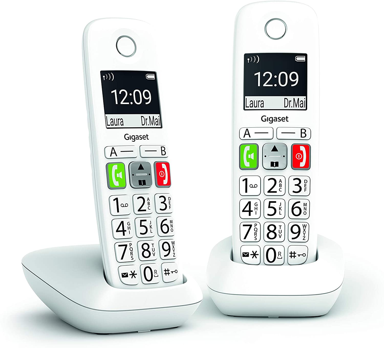 Dos teléfonos inalámbricos blancos con estaciones base, mostrando hora y nombres.