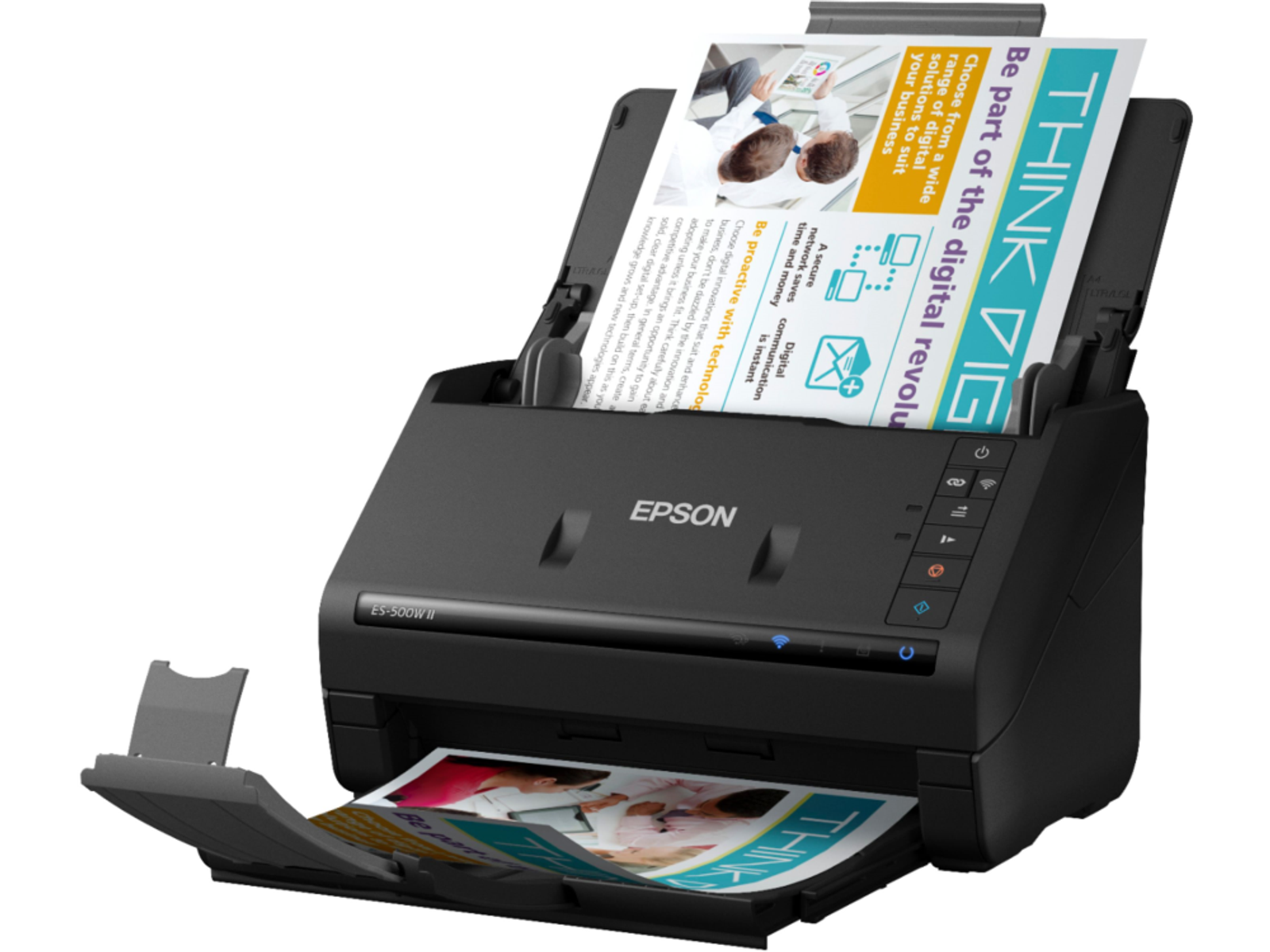 Czarny skaner Epson z otwartymi tacami i wydrukowanym dokumentem. Białe tło.