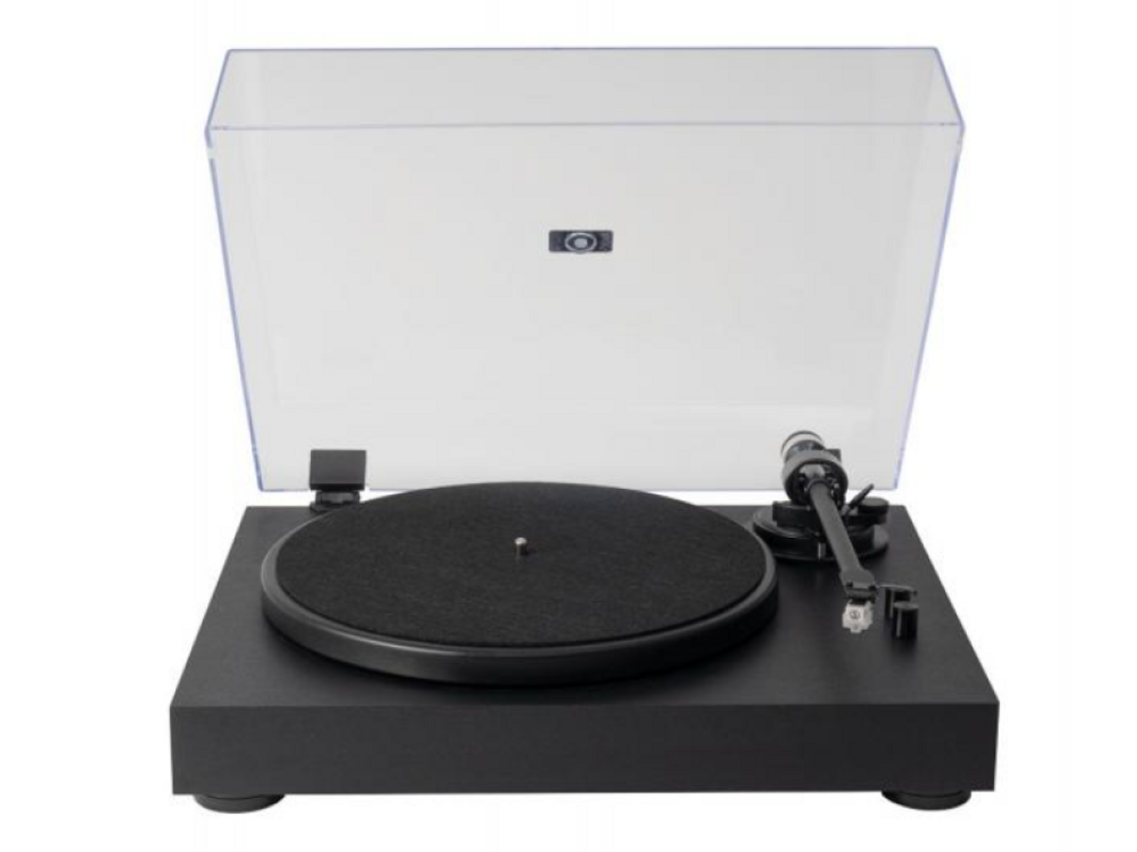 Tocadiscos negro con plato negro, brazo fonocaptor y cubierta antipolvo de plástico transparente. Fondo blanco.