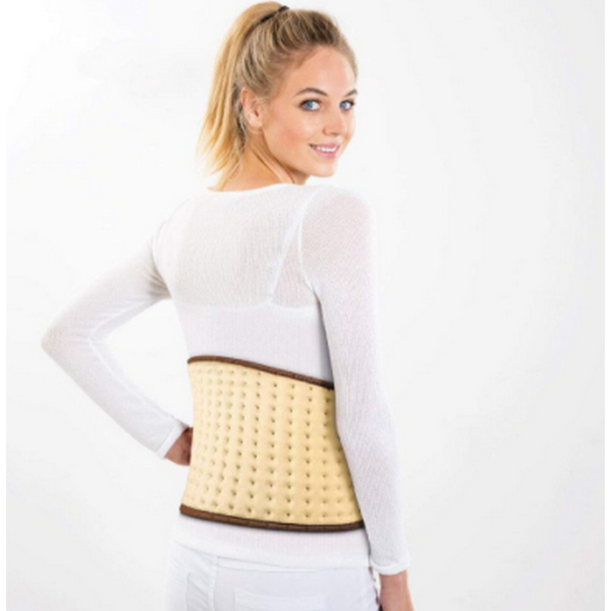 Donna bionda con cintura di supporto lombare. Sfondo bianco.