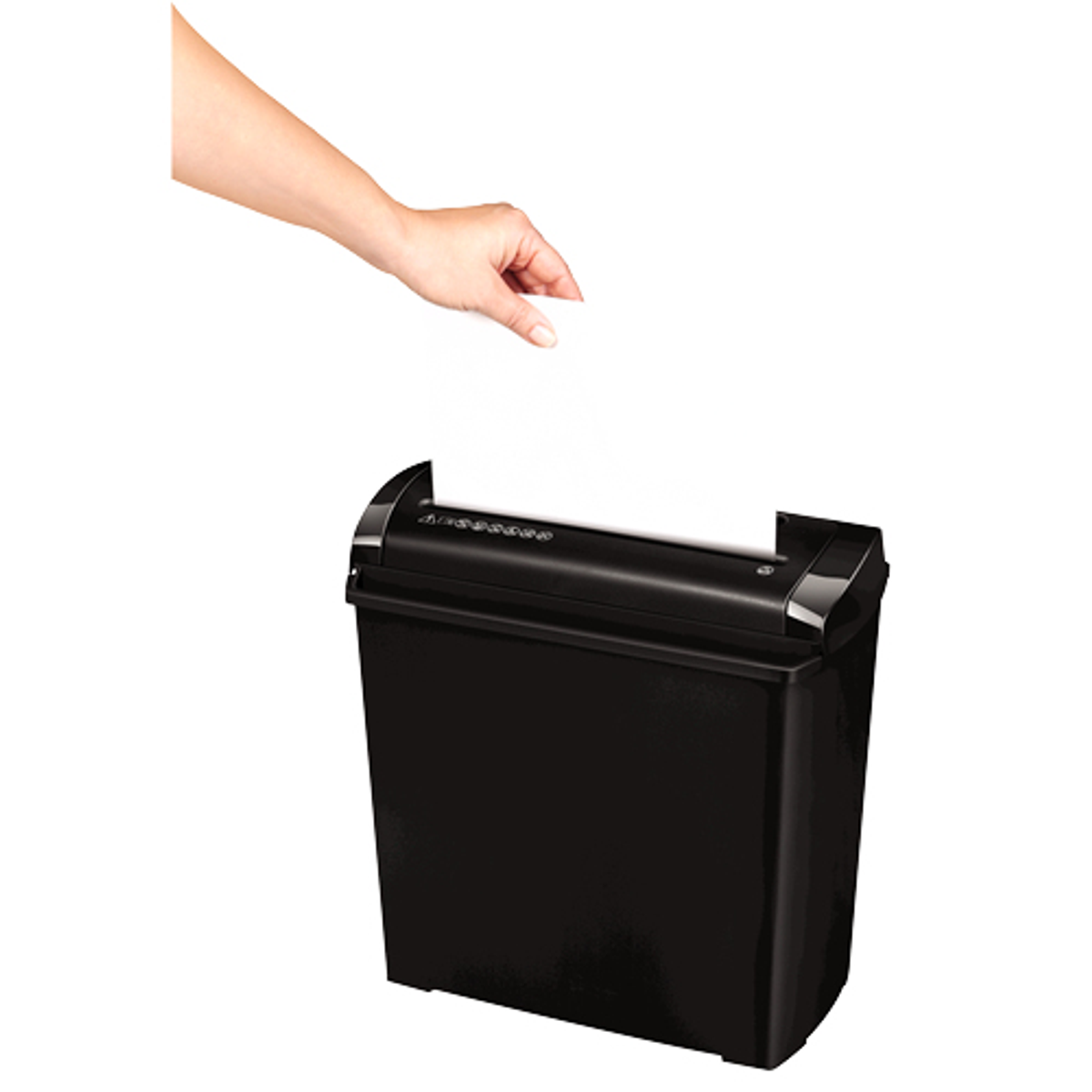 Ręka wrzuca kartkę papieru do czarnej niszczarki.