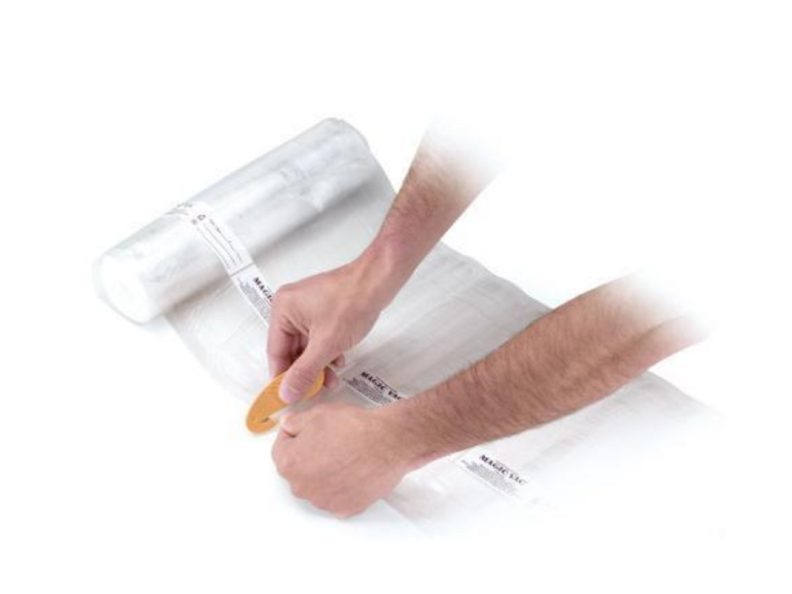 Manos usando un cortador para cortar un rollo de plástico transparente.