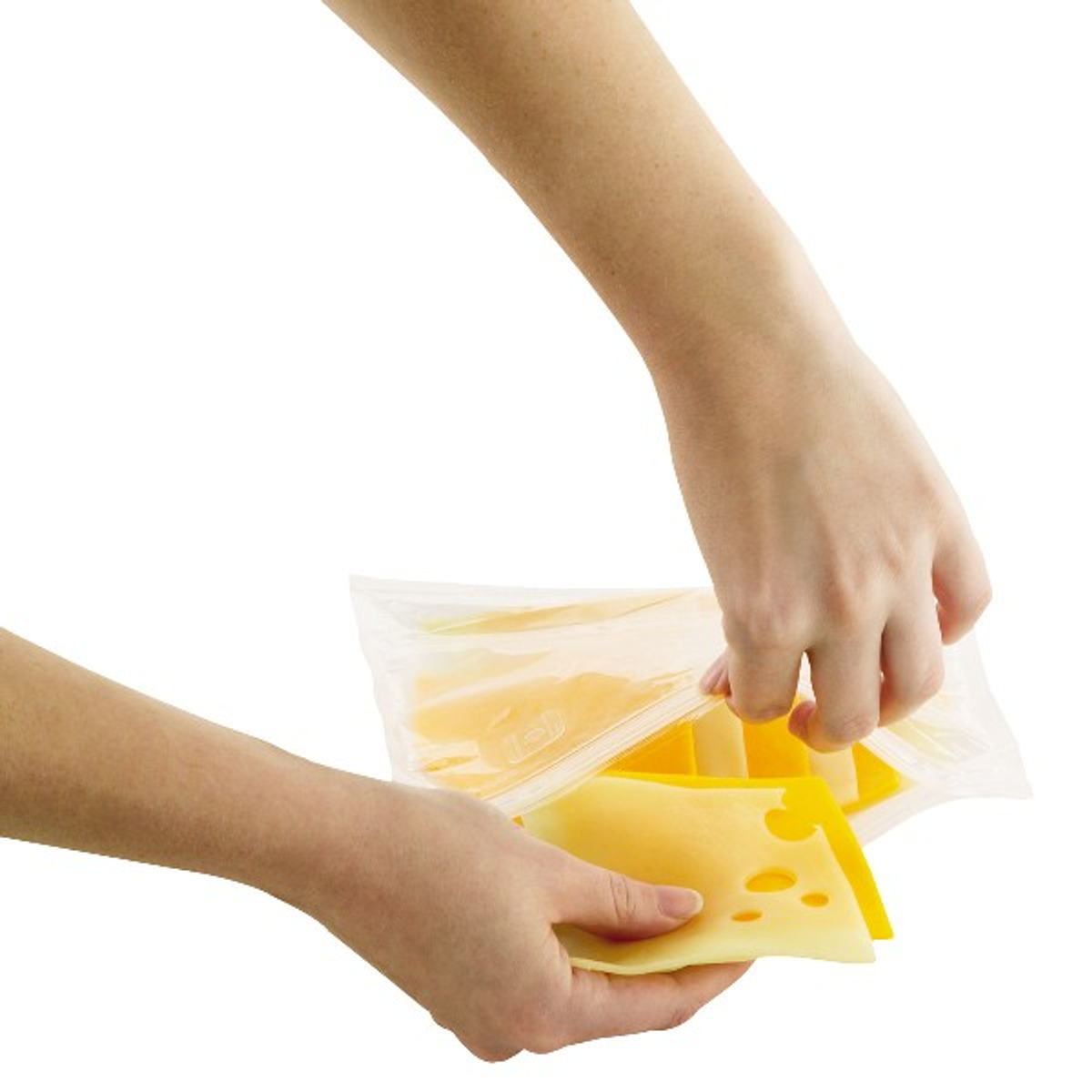 Hände öffnen eine Plastiktüte mit Käsescheiben.