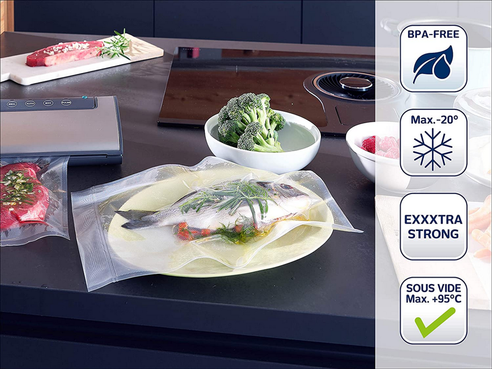 Küchenszene mit vakuumverpacktem Essen auf einem Teller, Fleisch und Brokkoli. BPA-frei und Sous-vide-Etiketten.