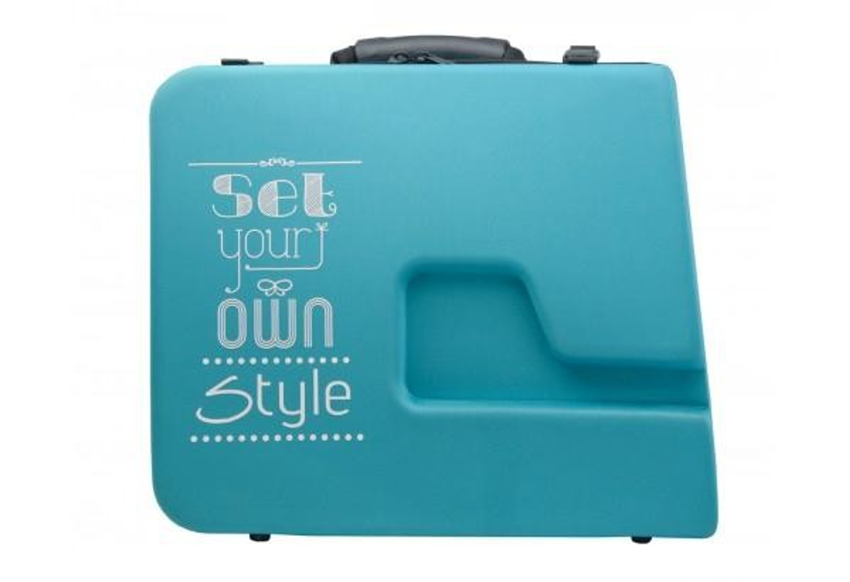 Maleta turquesa con texto blanco: 'Set your own style'. Asa arriba. Aislada sobre fondo blanco.