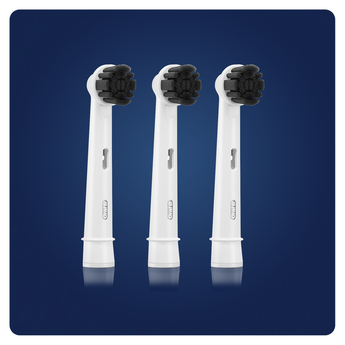 Tres cabezales de cepillo de dientes blancos. Tienen cerdas negras y están sobre un fondo azul.