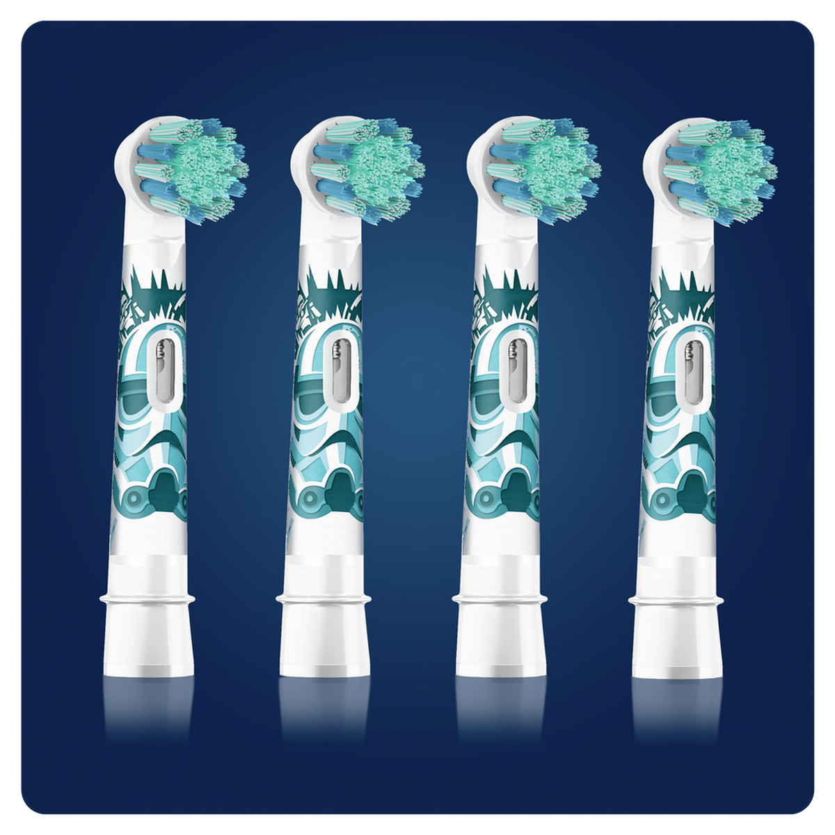 Vier Oral-B Zahnbürstenköpfe mit blau-weißen Designs. Grüne Borsten. Blauer Hintergrund.