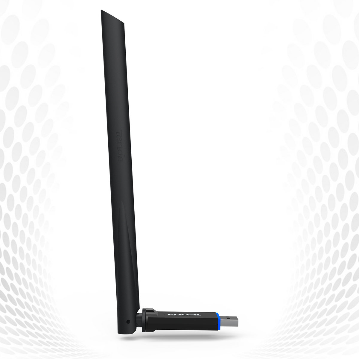 Czarny adapter USB bezprzewodowy z anteną. Nazwa marki Tenda na antenie.