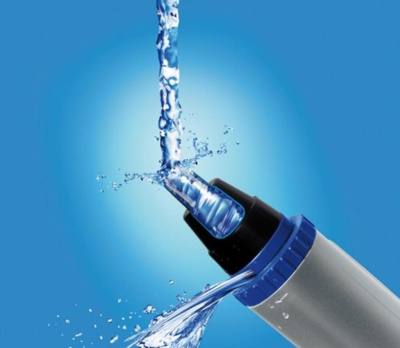 Eau coulant d'un filtre. Fond bleu. Focus sur le jet d'eau.