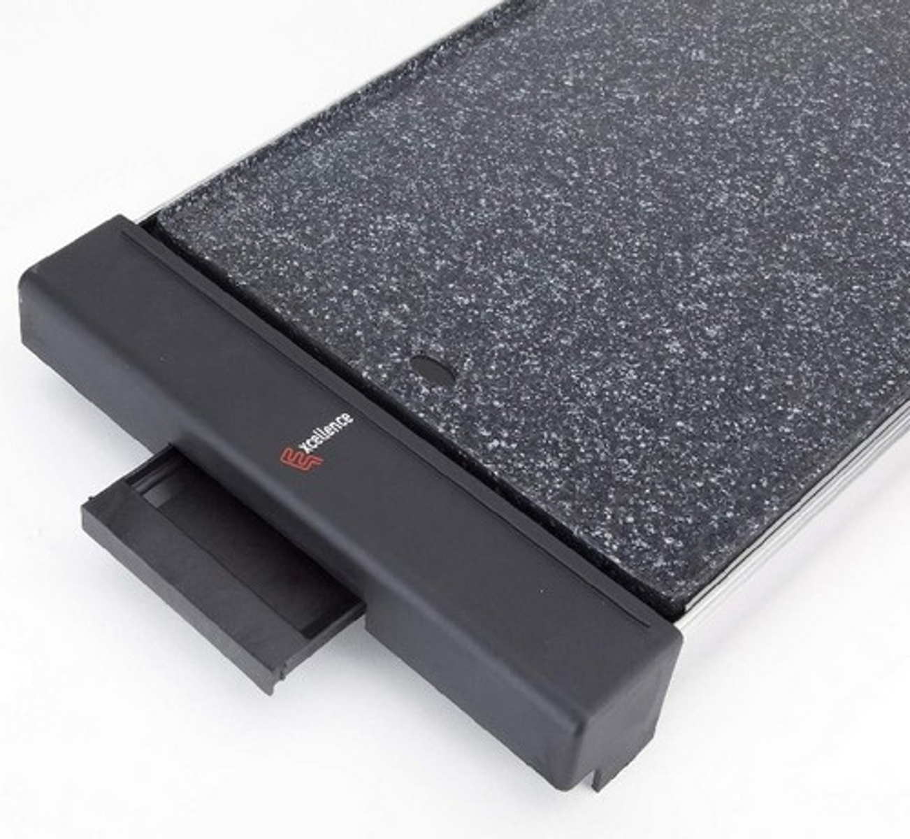 Czarny i szary grill elektryczny z teksturowaną powierzchnią. Ma czarny panel sterowania.