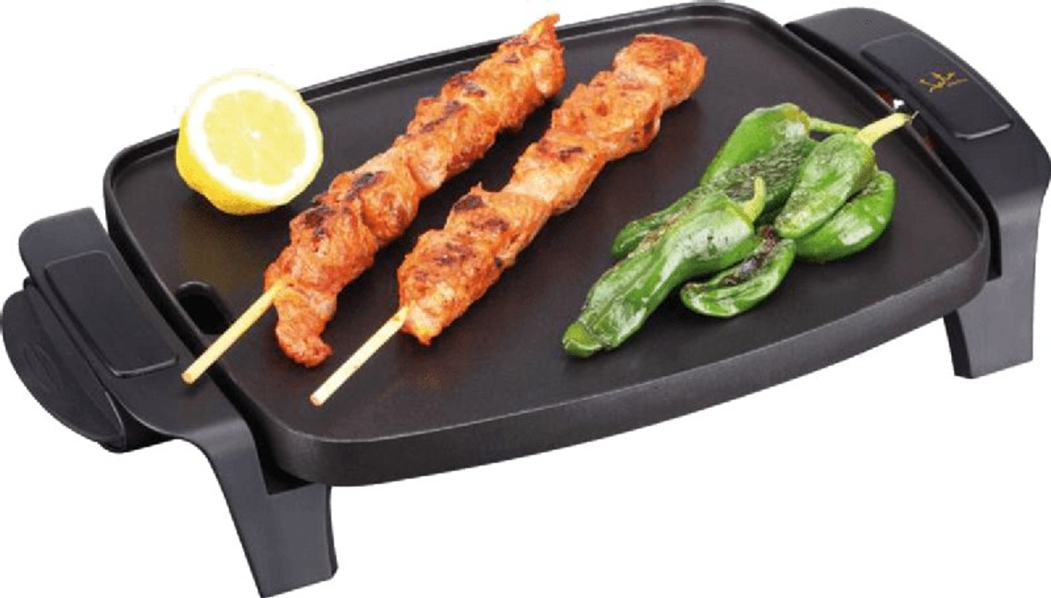Griglia elettrica con spiedini e peperoni. Cibo sulla griglia, superficie nera, cornice nera.