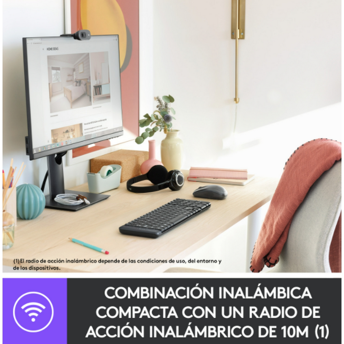 Konfiguracja biurka z monitorem, klawiaturą, myszą, kamerą internetową i akcesoriami. Znak na dole.