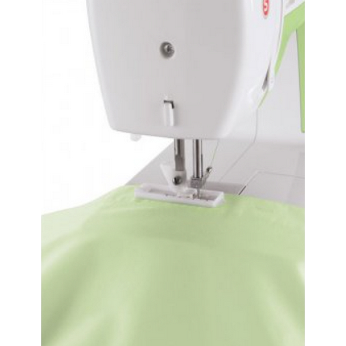 Zbliżenie białej maszyny do szycia z zielonymi akcentami, szyjącej jasnozieloną tkaninę.