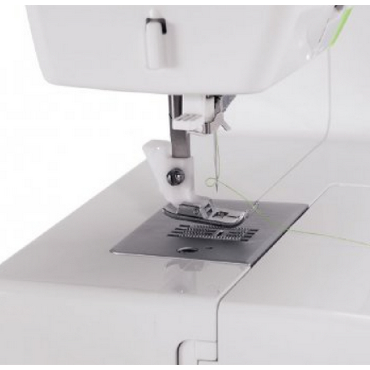 Zbliżenie białej maszyny do szycia. Widoczna jest igła i stopka dociskowa.
