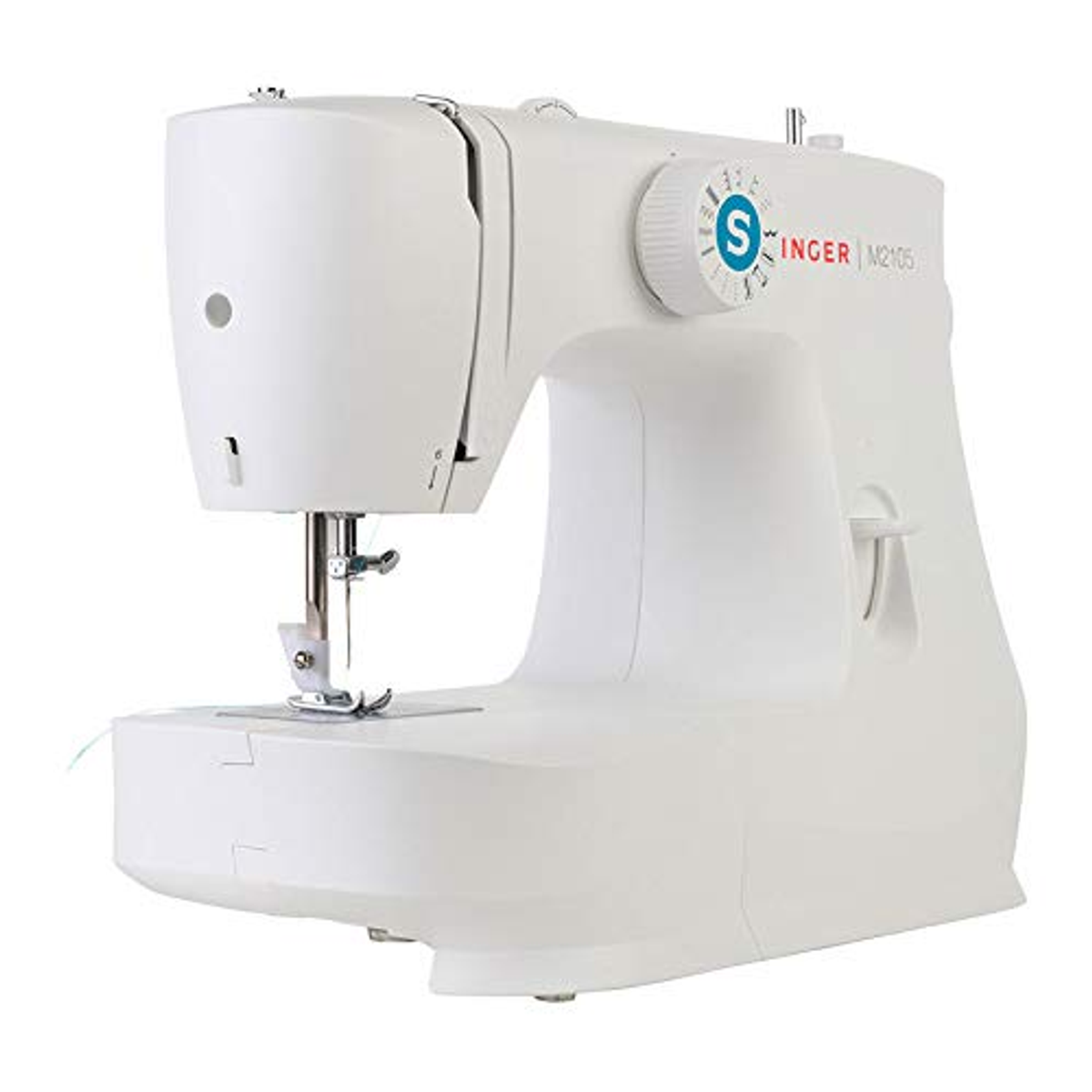 Biała maszyna do szycia Singer, model M2105. Jest na białej powierzchni.