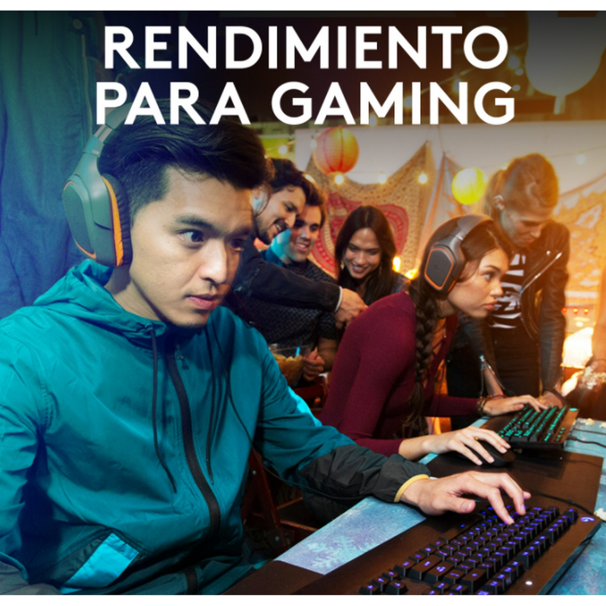 Grupa osób grających w gry w słuchawkach, z tekstem w języku hiszpańskim.