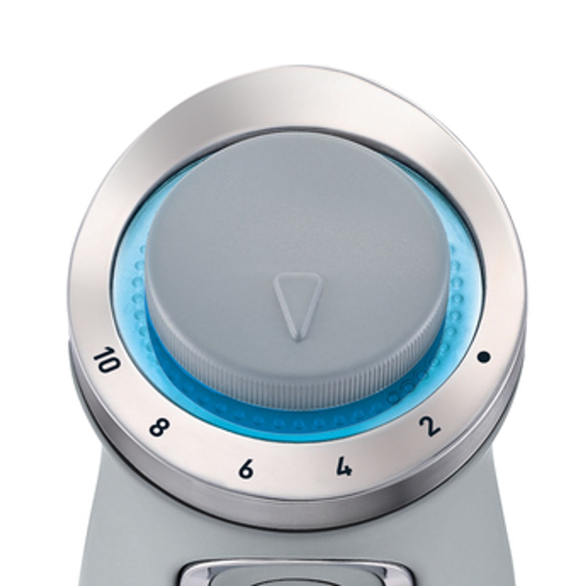 Zbliżenie szarego pokrętła z cyframi. Pokrętło otoczone jest niebieskim światłem.