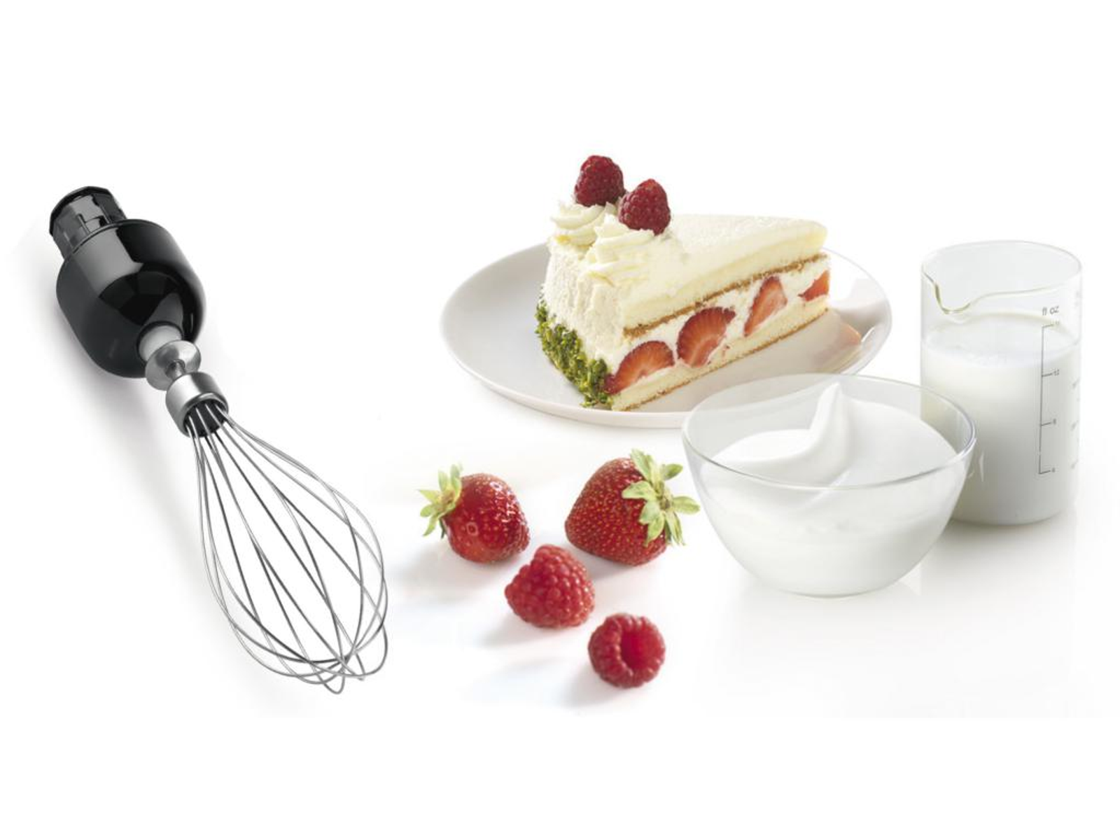 Ciasto, truskawki, śmietana i trzepaczka na białym tle. Ciasto ma maliny na wierzchu.