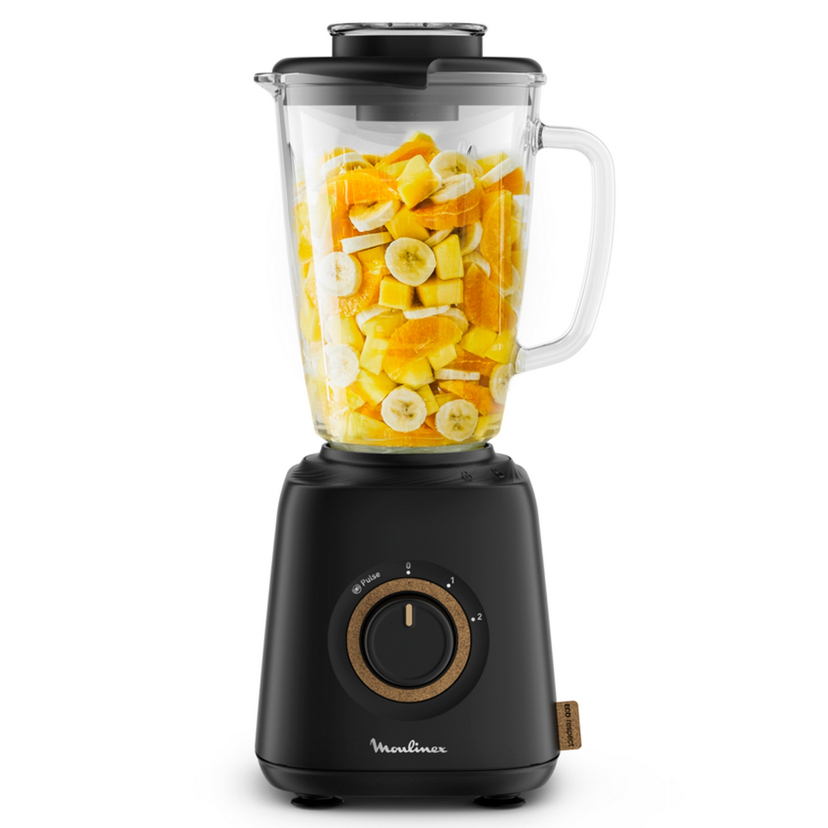 Ein schwarzer Mixer mit einem Glasbehälter gefüllt mit geschnittenem Obst.