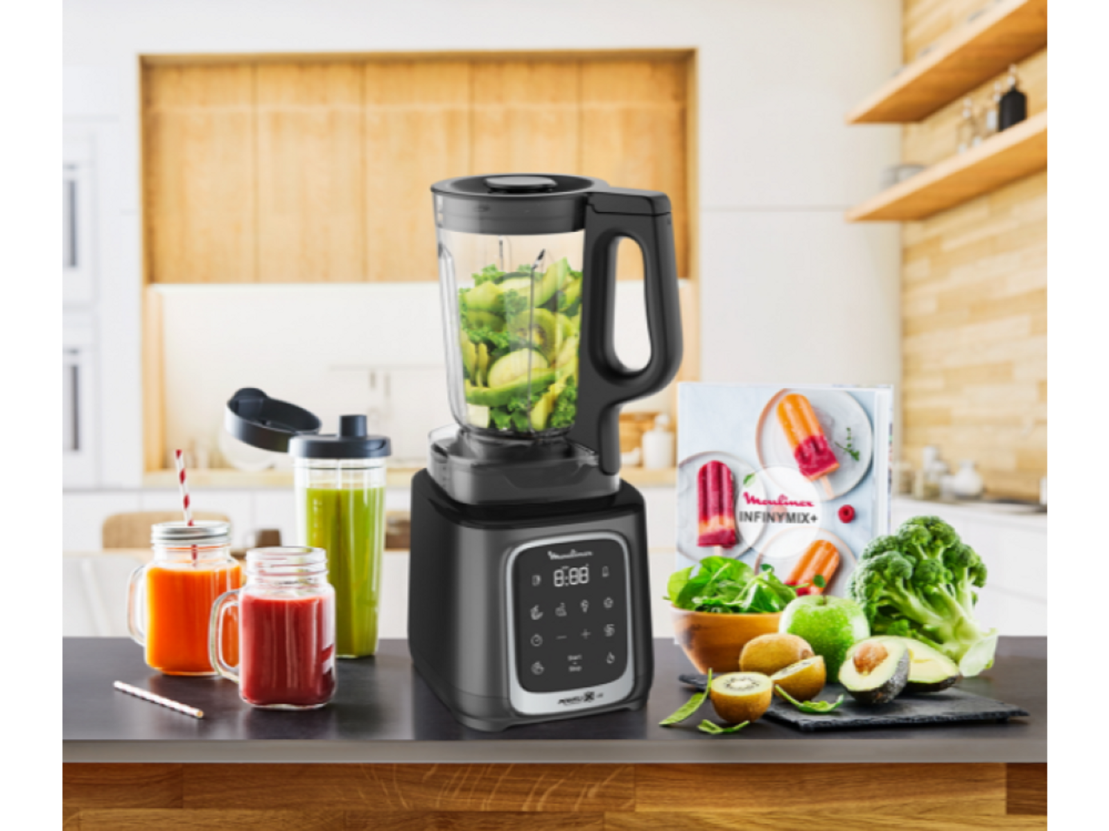 Licuadora con ingredientes y bebidas, en una encimera en una cocina. Incluye licuadora y comida.
