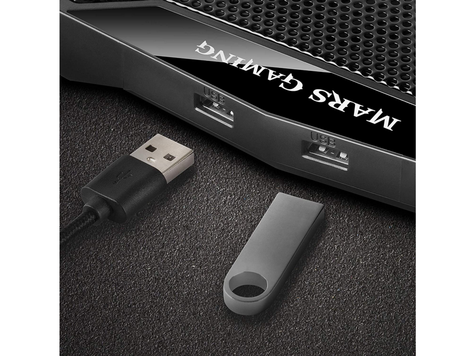Consola de juegos con puertos USB y una unidad flash. Superficie negra.