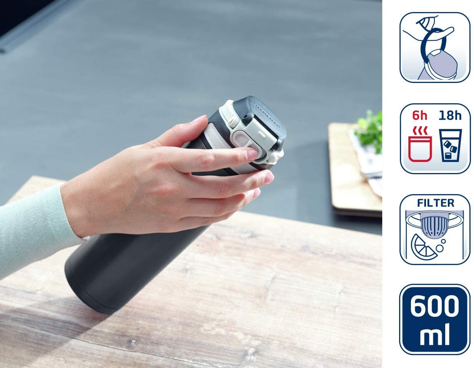 Schwarz-graue Thermoskanne mit Hand einer Person, Icons für Temperatur und Filter sind gezeigt.