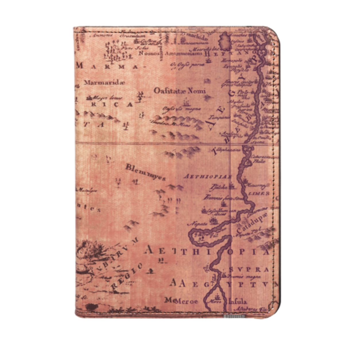 Un cuaderno de cuero marrón abierto a un mapa de una región con texto en un idioma extranjero.