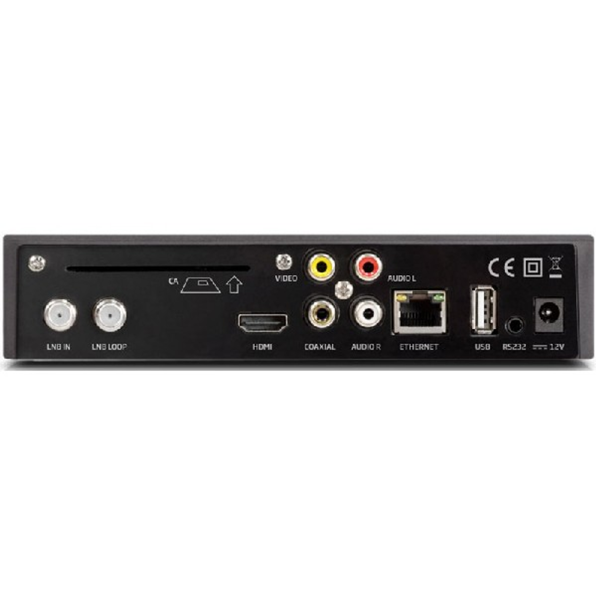 Parte trasera de una caja receptora digital negra. Tiene varios puertos de entrada y una marca CE.